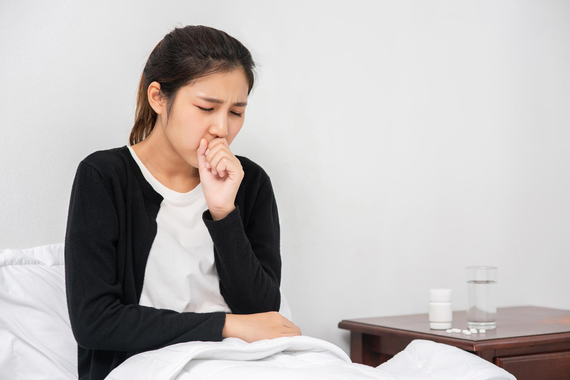 Ho và đau họng là biểu hiện đầu tiên của viêm họng.