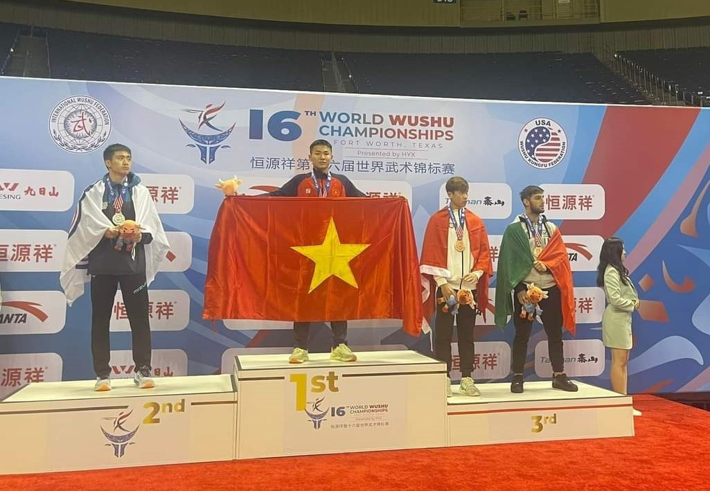 Huynh Do Dat with the national flag receives the Gold Medal.