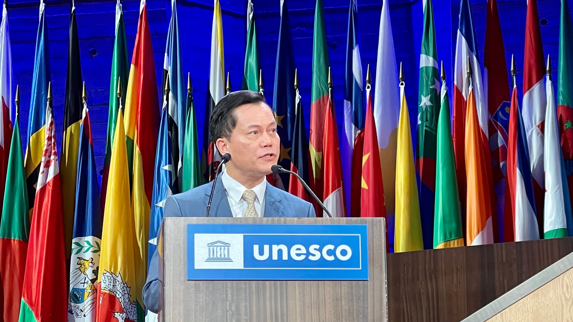 Thứ trưởng Ngoại giao Hà Kim Ngọc, Chủ tịch Ủy ban quốc gia UNESCO Việt Nam phát biểu tại phiên toàn thể kỳ họp lần thứ 42 Đại hội đồng Tổ chức Giáo dục, Khoa học và Văn hóa của Liên hợp quốc (UNESCO) ở thủ đô Paris từ 11 – 22-11. Ảnh: Thu Hà/TTXVN