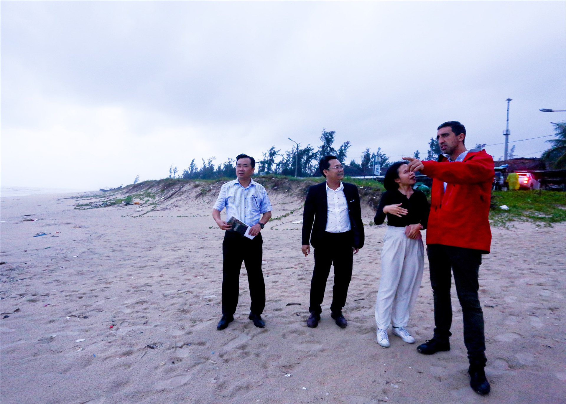 Đoàn công tác của Cơ quan Hợp tác phát triển Italia khảo sát thực địa tại bờ biển Tam Thanh. Ảnh: T.C
