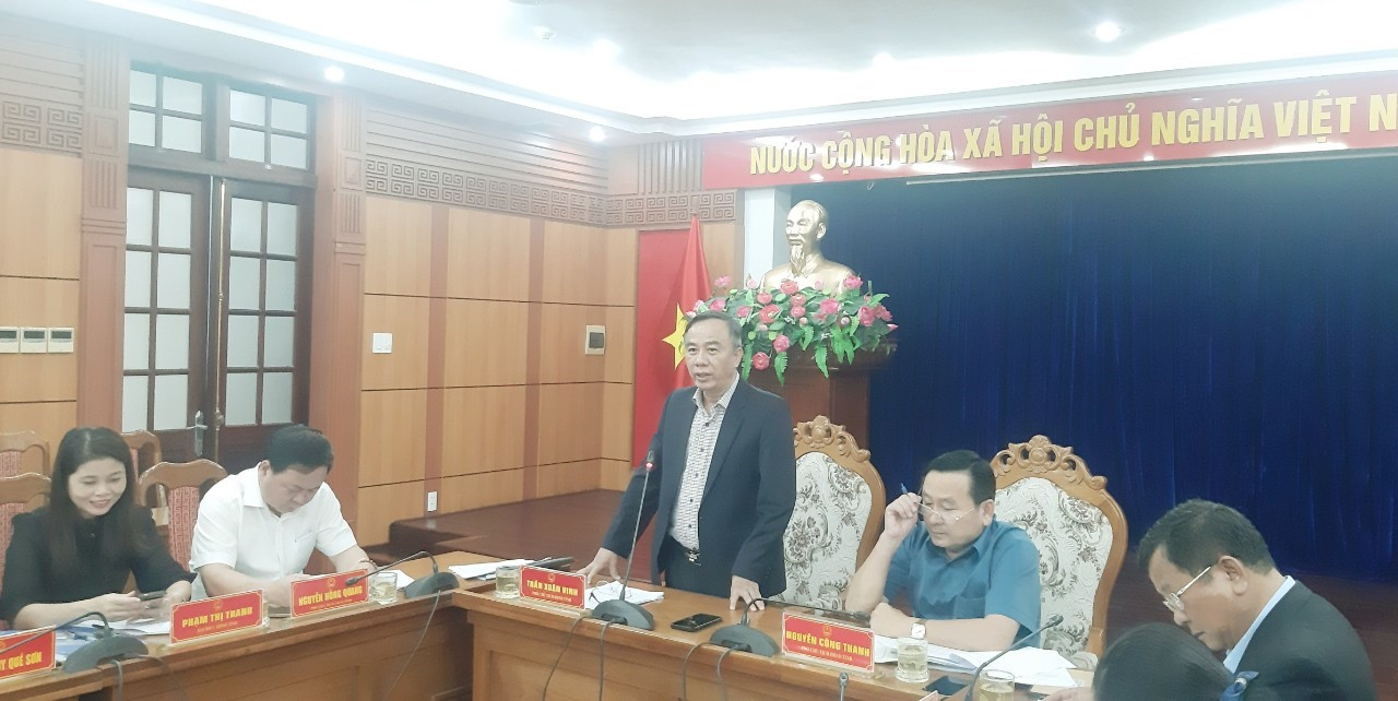 Phó Chủ tịch HĐND tỉnh Trần Xuân Vinh phát biểu chỉ đạo tại cuộc làm việc.   Ảnh: PV