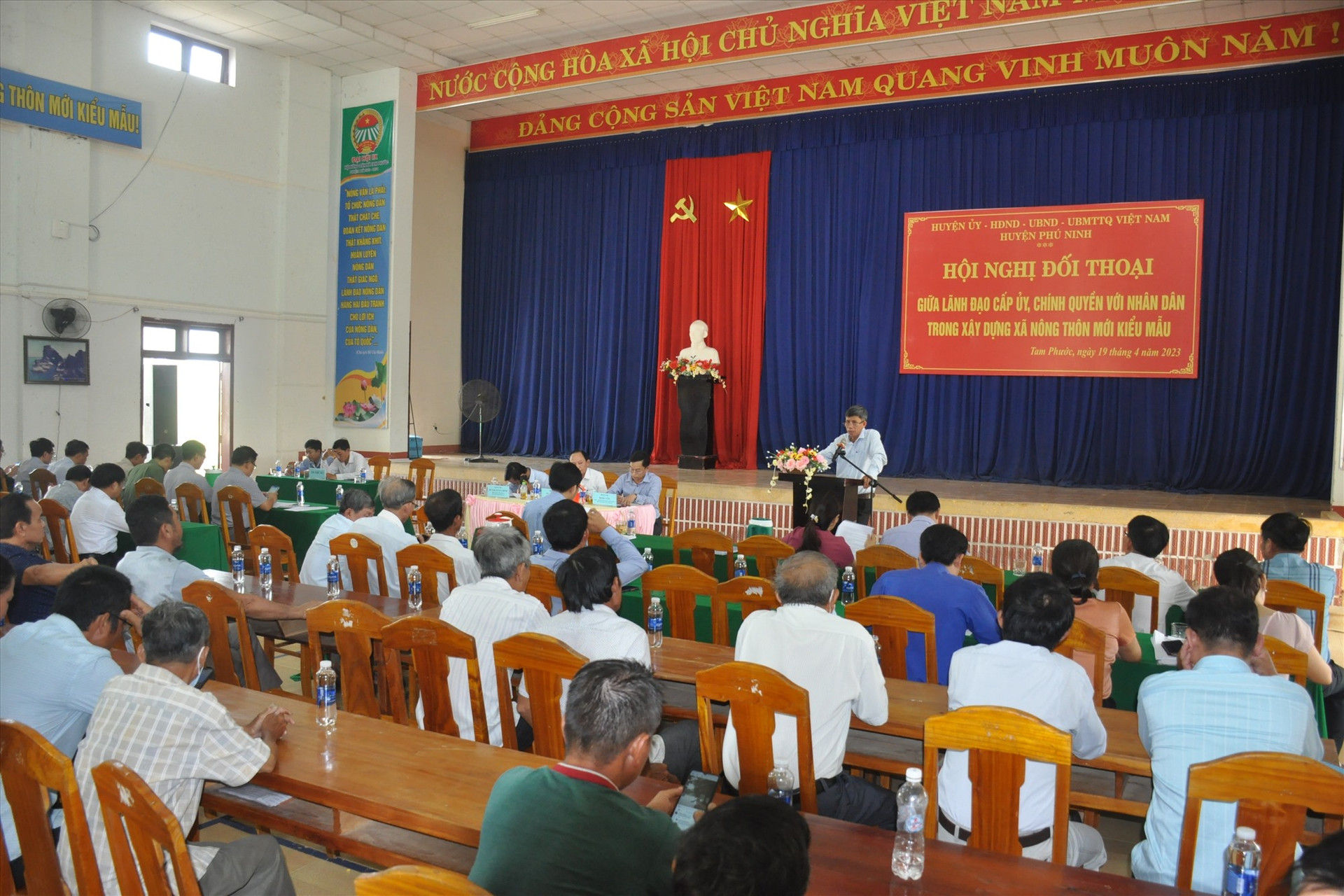 Thời gian qua, người đứng đầu cấp ủy, chính quyền huyện Phú Ninh tổ chức nhiều cuộc đối thoại với nhân dân ở các khu dân cư để tháo gỡ các khó khăn, vướng mắc trong xây dựng NTM nâng cao, kiểu mẫu. Ảnh: N.Đ