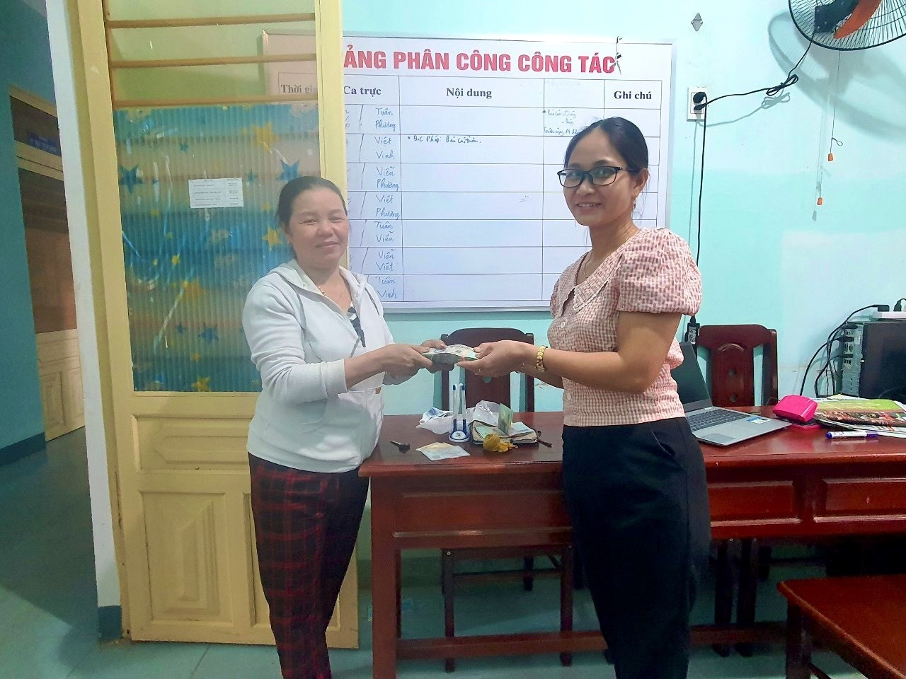 Chị Nguyễn Thị Soa (bên phải) trao trả lại tài sản cho chị Ngô Thị Nhi. Ảnh:CATP