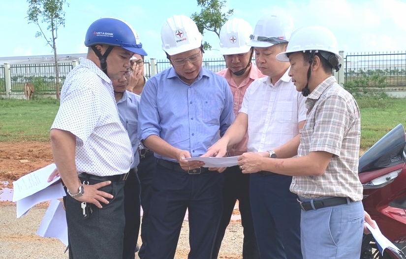 Lãnh đạo PC Quảng Nam làm việc, đôn đốc đơn vị thi công đảm bảo đẩy nhanh tiến độ công trình cấp điện cho SGI VINA. Ảnh: TT-QNaPC