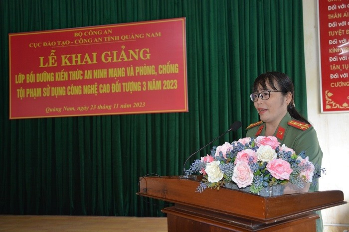 Đại tá Võ Thị Trinh - Phó Giám đốc Công an Quảng Nam phát biểu chỉ đạo tại lễ khai giảng lớp bồi dưỡng. Ảnh: M.T