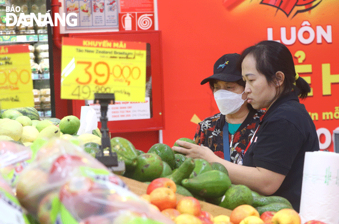 Lượng hàng chuẩn bị phục vụ người dân trong dịp Tết được các đơn vị, nhà phân phối chuẩn bị rất dồi dào và đa dạng với mức giá bình ổn.  Trong ảnh: Người dân chọn mua hàng hóa tại siêu thị GO! Đà Nẵng.  Ảnh: VĂN HOÀNG