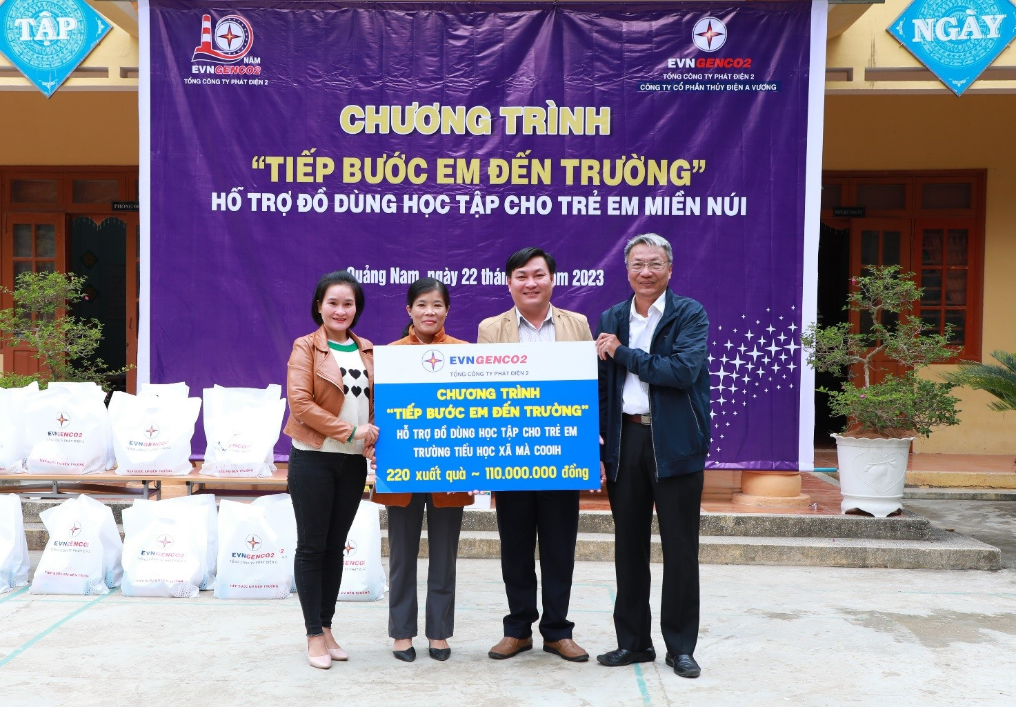 Ông Ngô Xuân Thế - Phó TGĐ AVC trao tặng bảng tượng trưng cho lãnh đạo xã Mà Cooih và Trường Tiểu học xã Mà Cooih. Ảnh: L.L