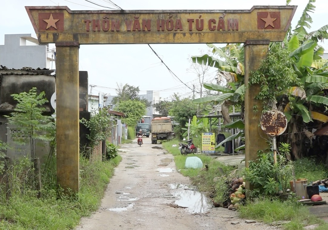 Tuyến giao thông từ thôn Tú Cẩm, xã Bình Tú đi xã Bình Sa (Thăng Bình) đã xuống cấp. Ảnh: T.N