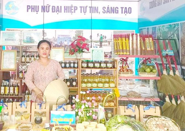 Chị Nguyễn Thị Hồng Vân (xã Đại Hiệp) khởi nghiệp với “Dầu gội bưởi” và nhiều sản phẩm từ trái cây khác. Ảnh: K.K
