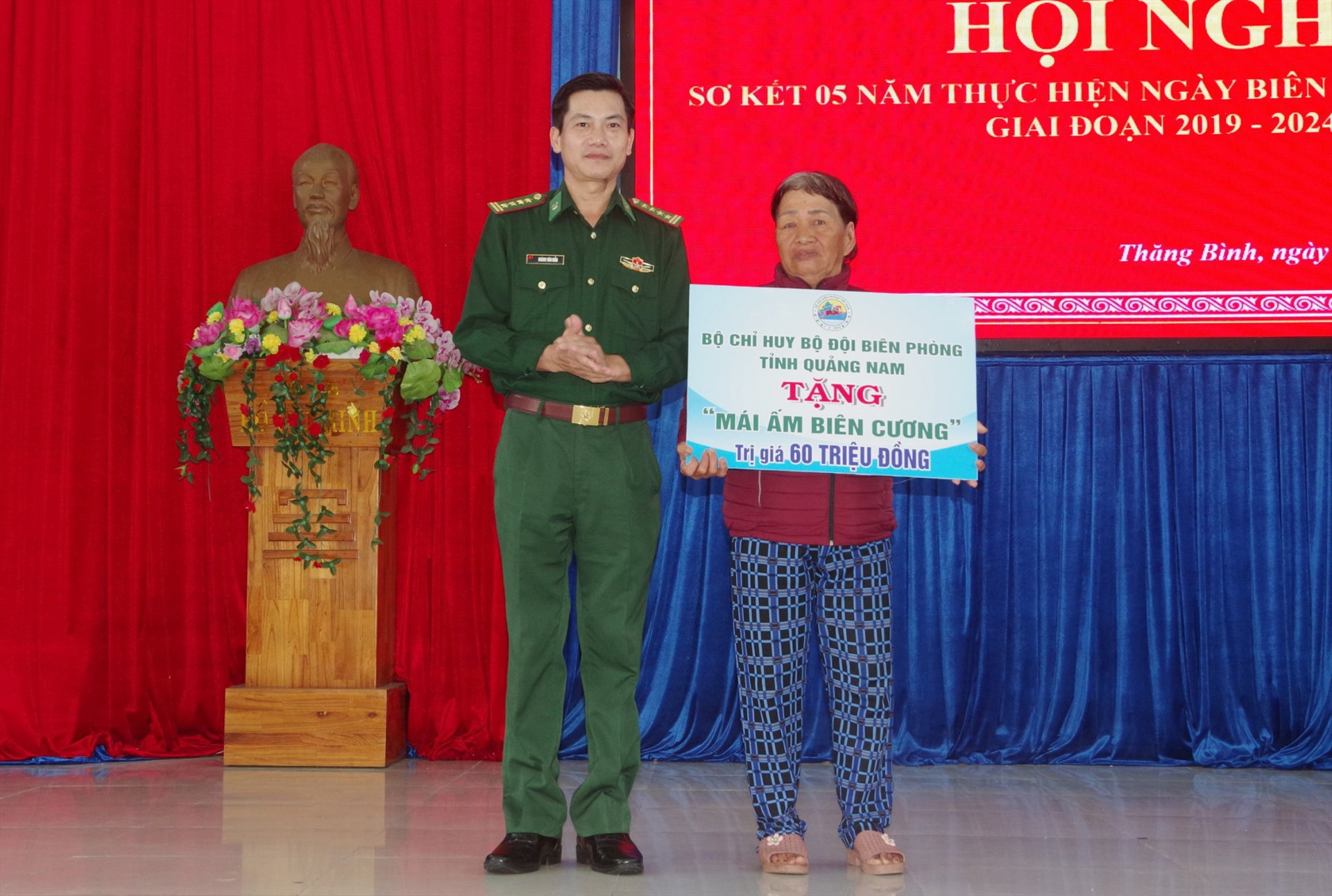 Bộ Chỉ huy Bộ đội Biên phòng tỉnh trao tặng “Mái ấm biên cương” cho bà Nguyễn Thị Giá. Ảnh: HỒNG ANH