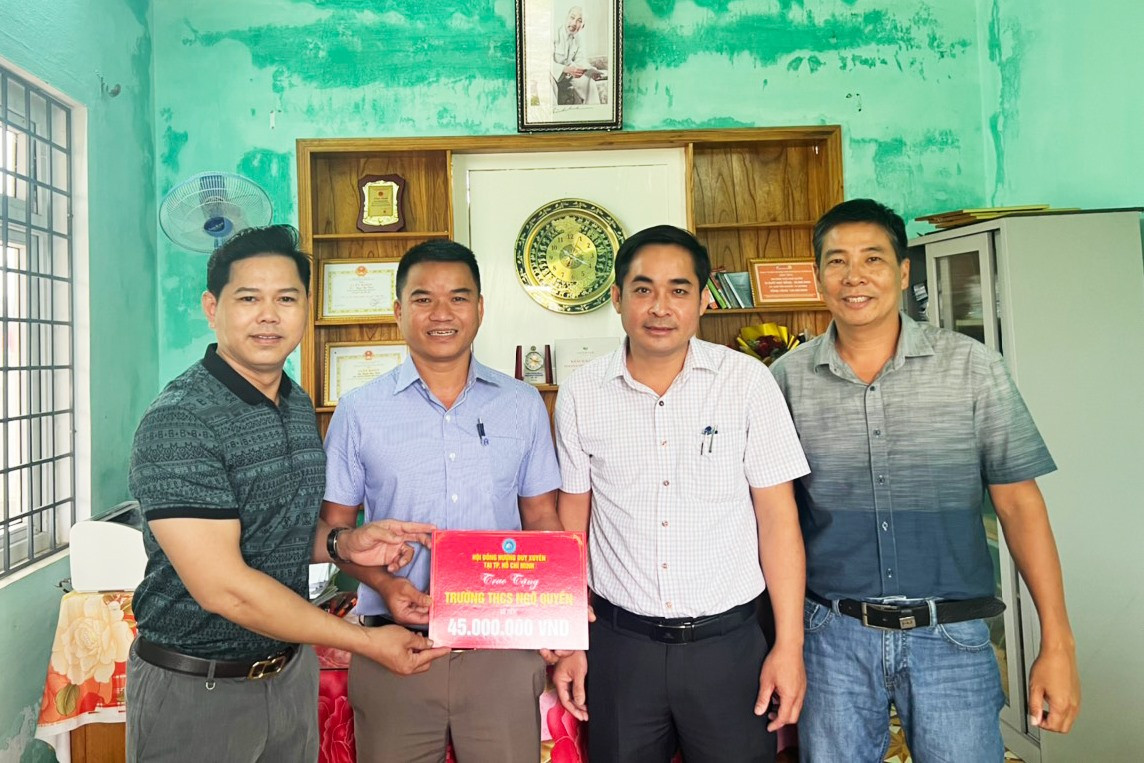 Anh Năm trao hỗ trợ cho trường THCS Ngô Quyền tại quê nhà Duy Hải. Ảnh: PHAN VINH
