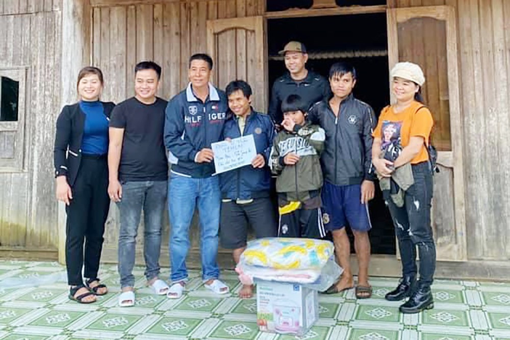 Công ty Gia Bảo tổ chức chuyến thăm trẻ em vùng cao Tây Giang. Ảnh: NVCC
