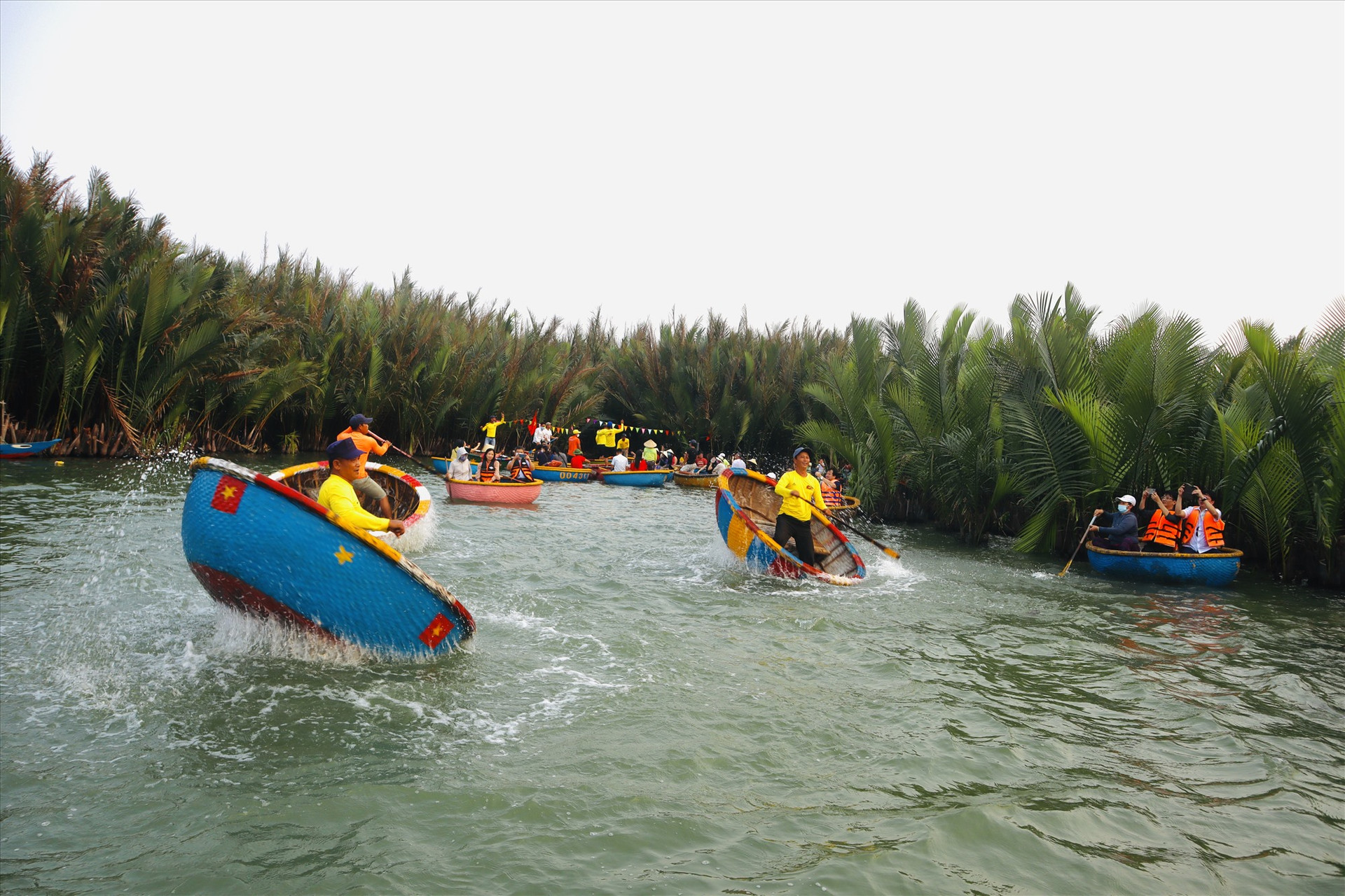 “Vũ điệu trên sông” là sản phẩm du lịch hấp dẫn ở rừng dừa Cẩm Thanh nhưng cần sắp xếp lại một cách bài bản để phát triển du lịch bền vững. Ảnh: Q.T