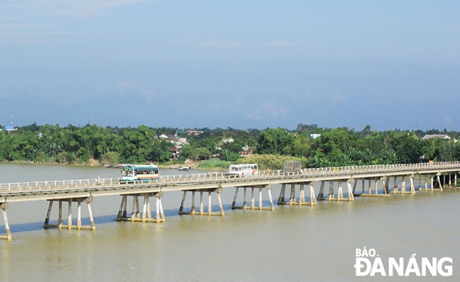 Cầu Câu Lâu bắc ngang sông Thu Bồn - ranh giới thị xã Điện Bàn và huyện Duy Xuyên ngày nay. Ảnh: V.T.L