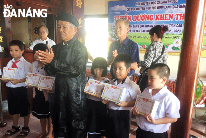 Ông Đinh Viết Thành (thứ 3, bên trái sang) tuyên dương con em gia tộc học giỏi ngày 2-9 vừa qua.Ảnh: N.H