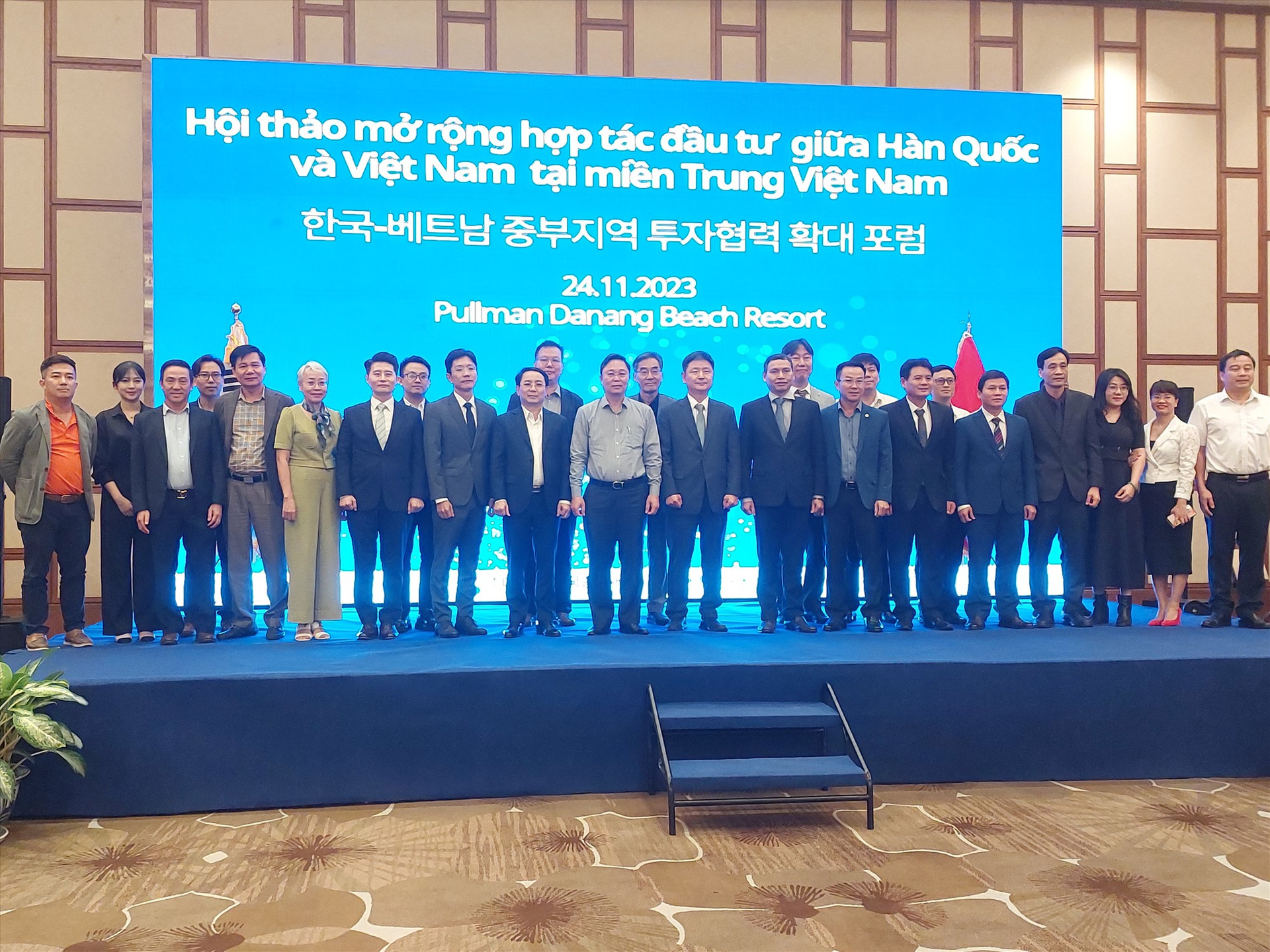 Các đại biểu tham dự Hội thảo mở rộng hợp tác đầu tư giữa Hàn Quốc và Việt Nam tại miền Trung Việt Nam chụp ảnh lưu niệm
