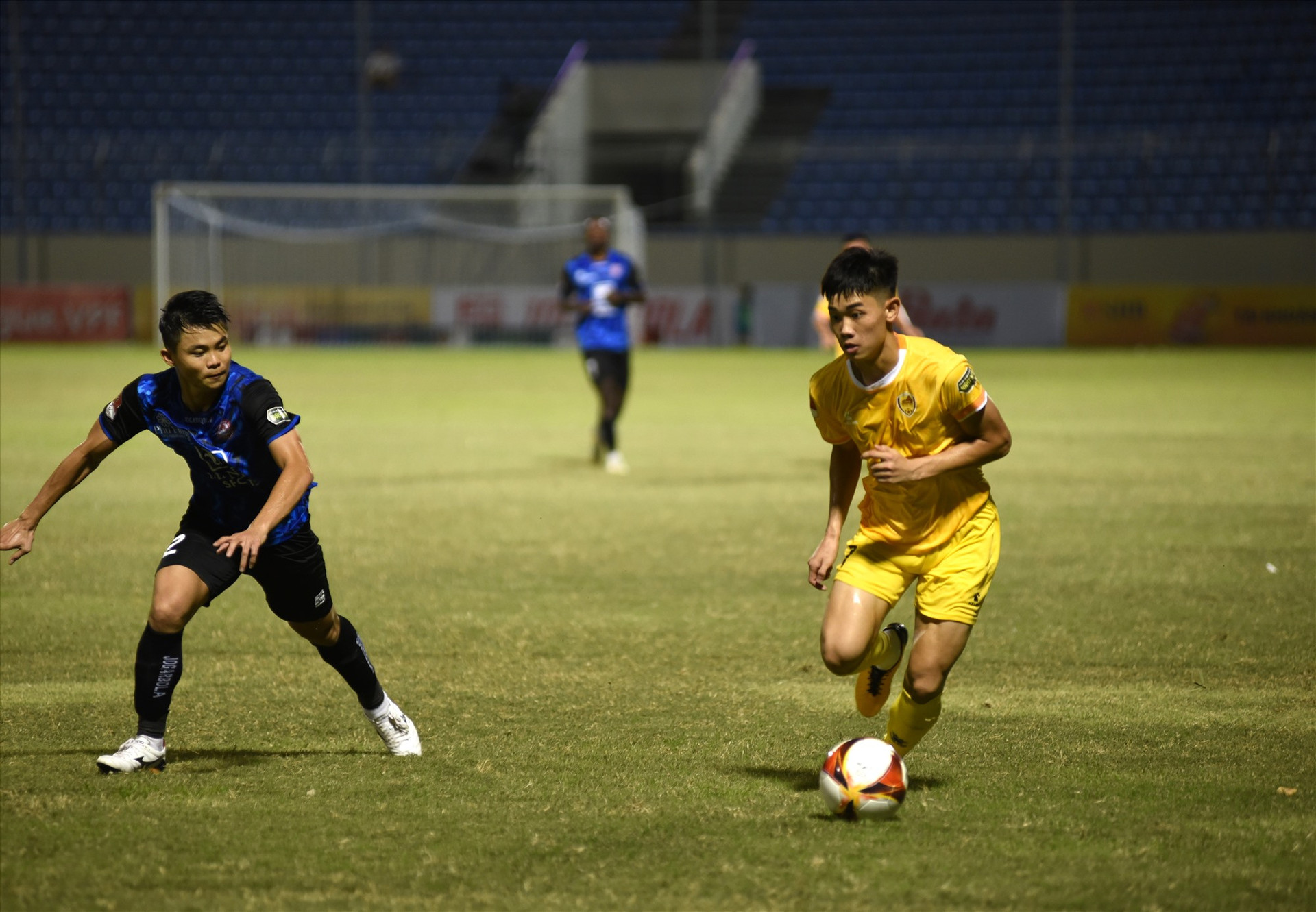 Đình Bắc (bên phải) góp 1 bàn thắng trong chiến thắng 4-1 của Quảng Nam trước Hòa Bình ở trận vòng loại Cúp quốc gia. Ảnh: A.S