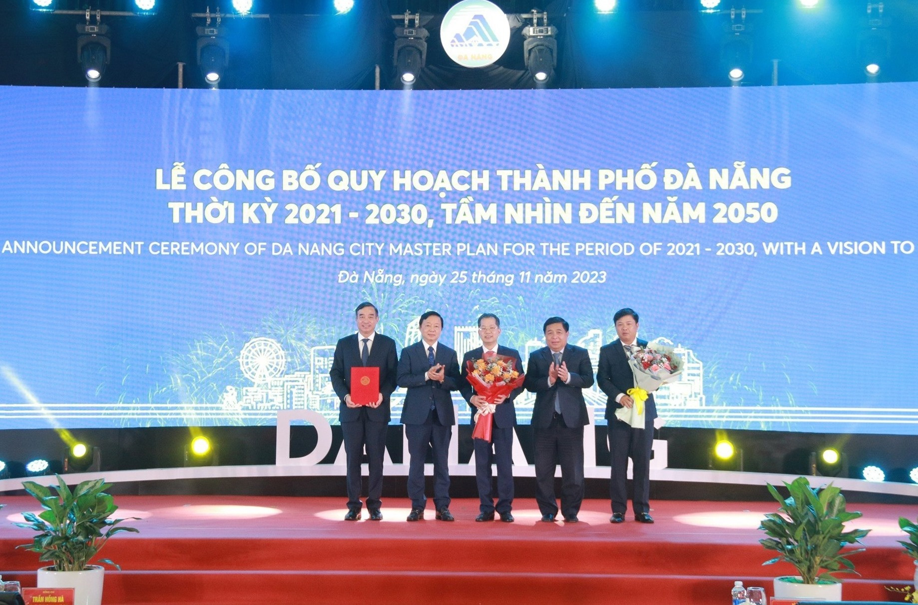 Phó Thủ tướng Chính phủ Trần Hồng Hà và Bộ trưởng Bộ KH-ĐT Nguyễn Chí Dũng trao quyết định phê duyệt quy hoạch TP.Đà Nẵng thời kỳ 2021 - 2030, tầm nhìn đến năm 2050 cho lãnh đạo TP.Đà Nẵng. Ảnh: Q.T