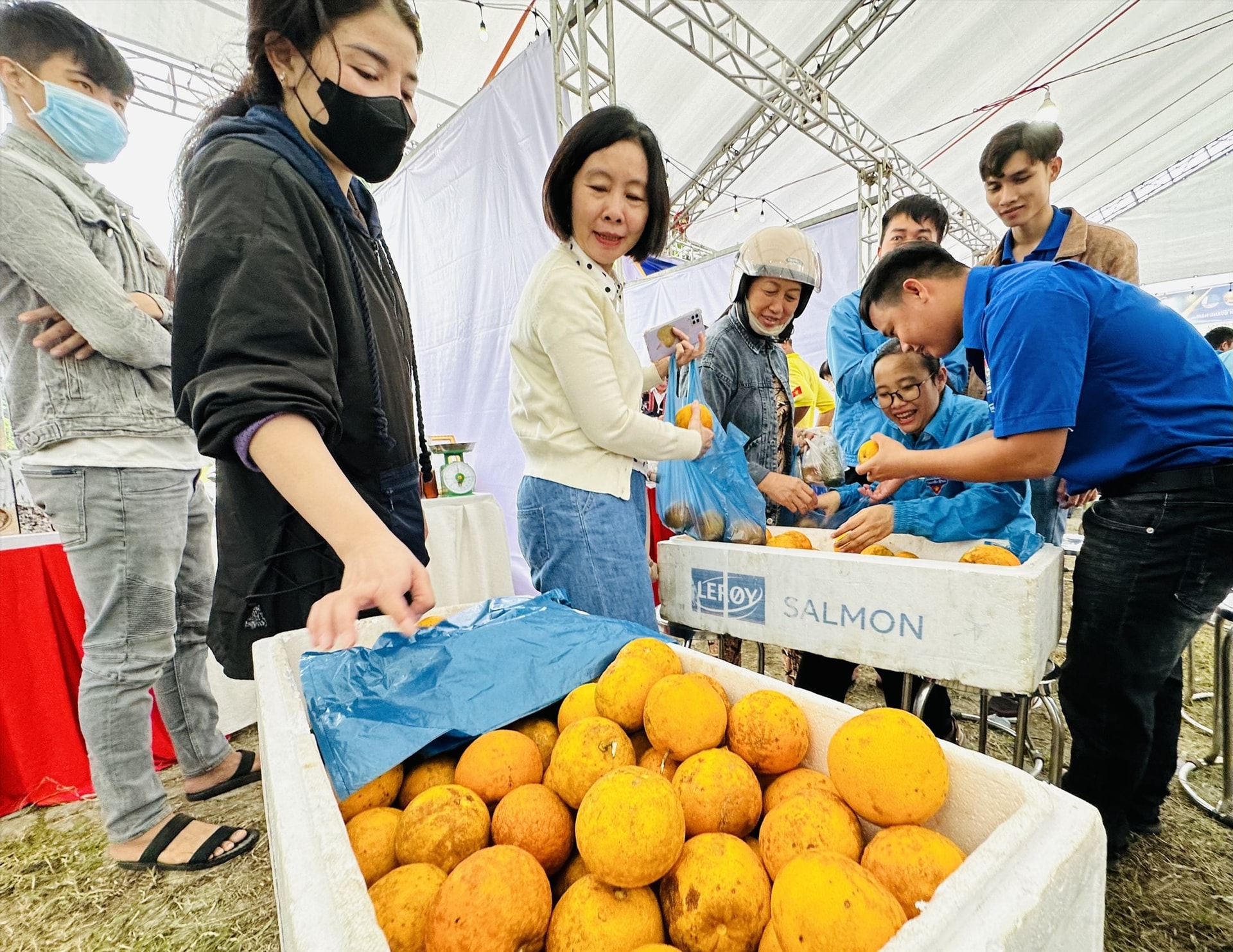 Cam Tây Giang thu hút sự quan tâm của du khách. Ảnh: A.N