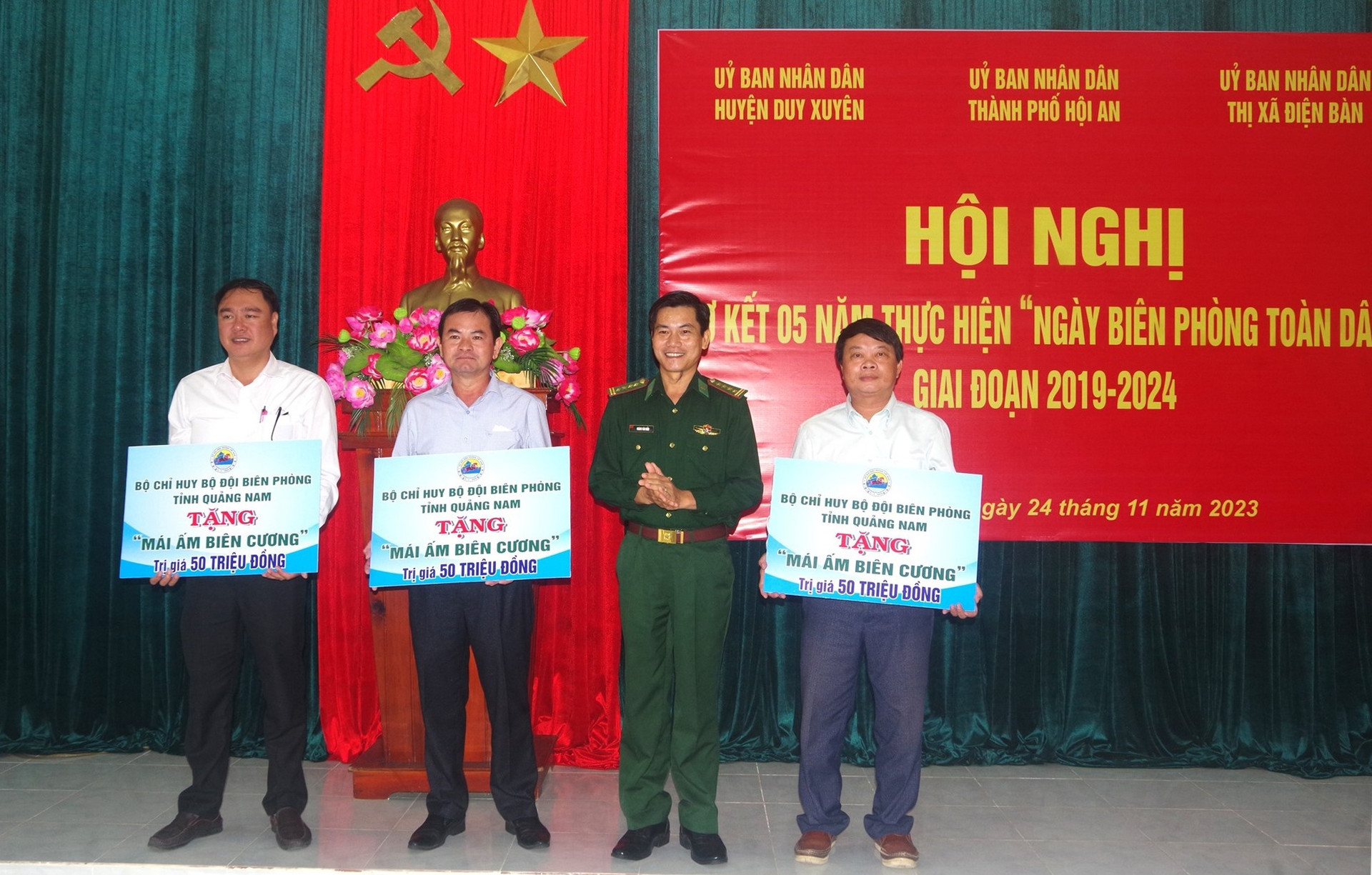 Đại tá Hoàng Văn Mẫn – Chính uỷ BĐBP tỉnh trao bảng tượng trưng tặng “Mái ấm biên cương”. Ảnh: HUỲNH CHÍN