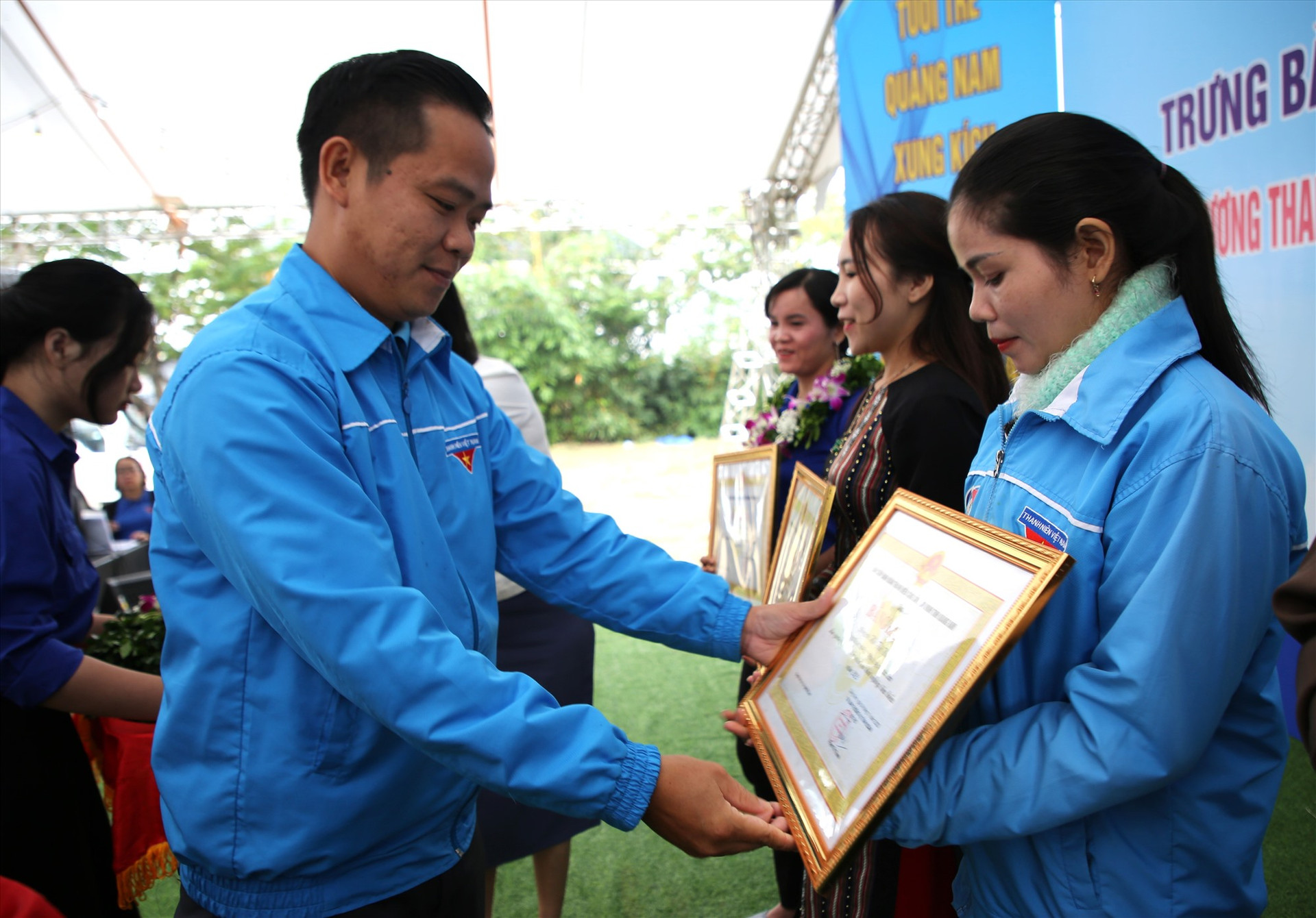 Phó Bí thư Tỉnh đoàn Hoàng Văn Thanh trao bằng khen cho thanh niên miền núi khởi nghiệp tiêu biểu. Ảnh: Đ.N