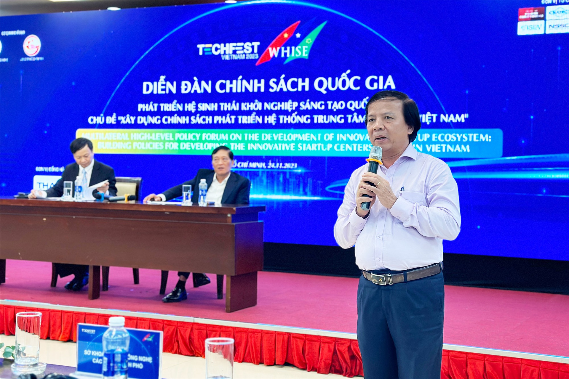 ông Phạm Ngọc Sinh - Phó Giám đốc Sở KH-CN, Trưởng Ban điều hành Hỗ trợ KNST tỉnh báo cáo tại diễn đàn. Ảnh: PHAN VINH