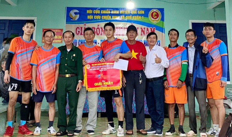 Ban tổ chức trao giải Nhất cho đội bóng chuyền nam thôn Bà Rén,   Ảnh: PV