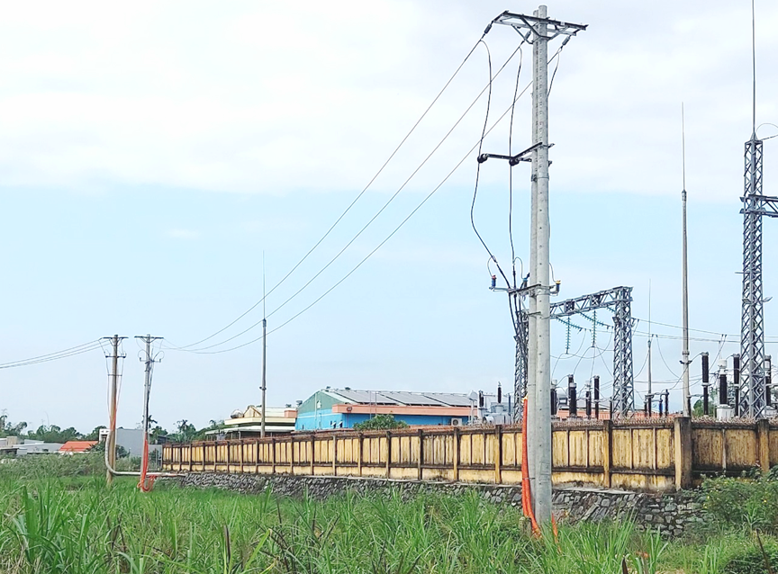 Đóng điện vận hành xuất tuyến 22kV đấu nối vào trạm biến áp 110kV Điện Bàn. Ảnh: VĂN DŨNG