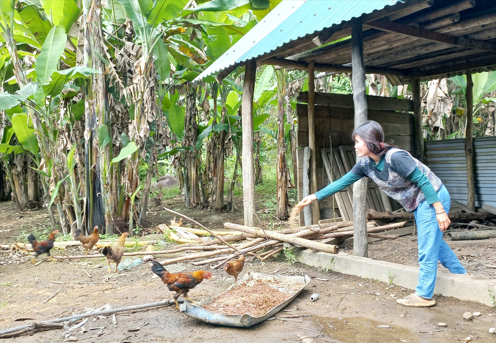 Vợ anh cùng chồng chăm lo phát triển kinh tế gia đình, nuôi dạy con cái. Ảnh: C.T