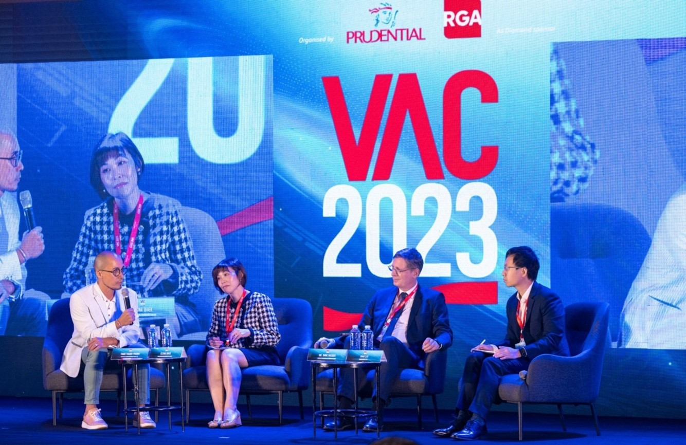 Ông Trần Thanh Phong, Phó Tổng Giám Đốc Prudential Việt Nam (ngoài cùng bên trái) cùng đại diện đến từ các công ty tái Bảo hiểm: RGA, Gen Re và Swiss Re trong phiên tọa đàm với chủ đề “Mở khóa Tăng trưởng Bền vững: Ứng dụng ESG trong Bảo hiểm nhân thọ”