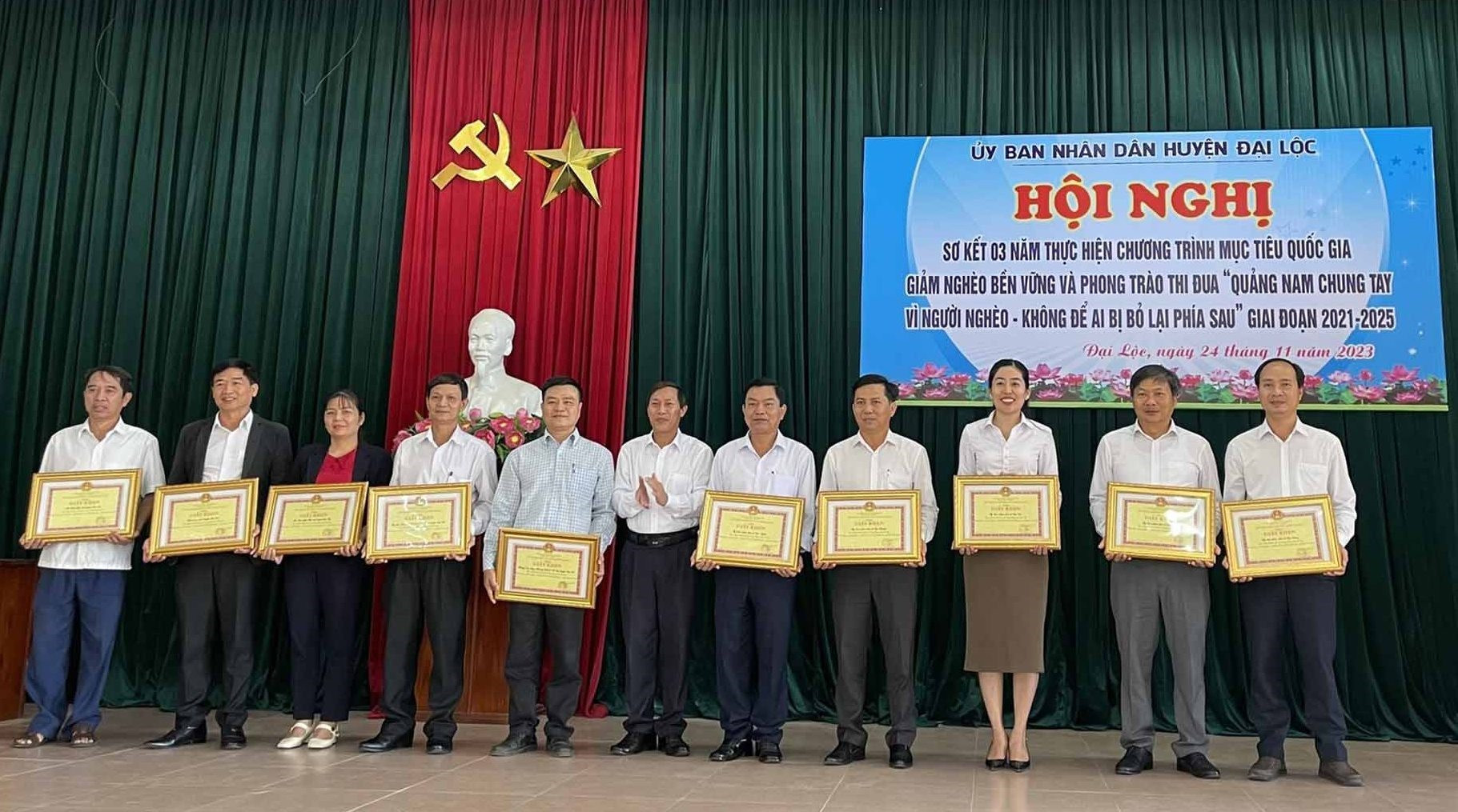 Huyện Đại Lộc khen thưởng tập thể, cá nhân xuất sắc trong công tác giảm nghèo. Ảnh: N.D