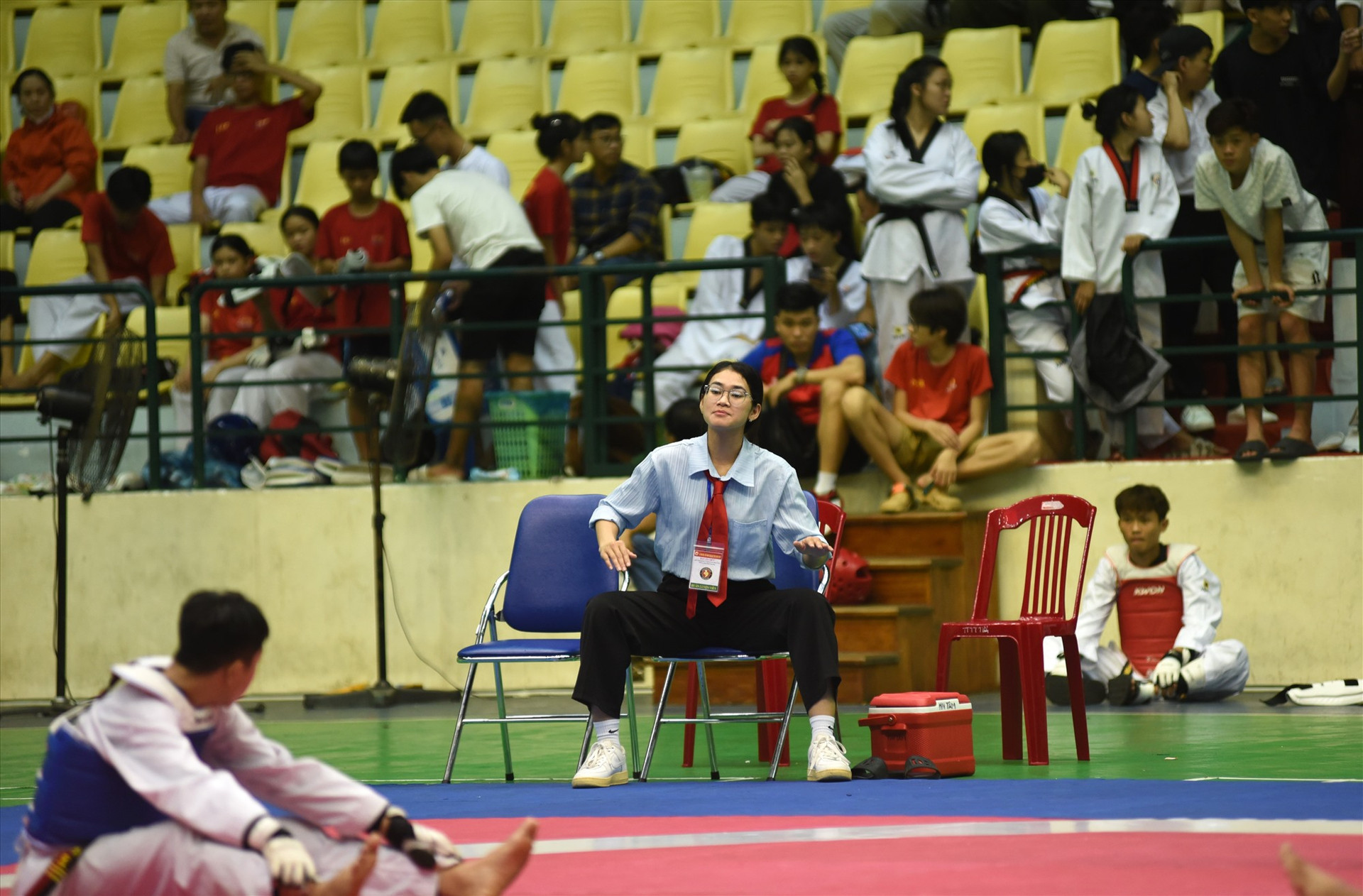 Cô gái vàng của thể thao xứ Quảng Phạm Thị Thu Hiền xuất hiện với vai trò chỉ đạo cho vận động viên Tam Kỳ thi đấu. Ảnh: T.V