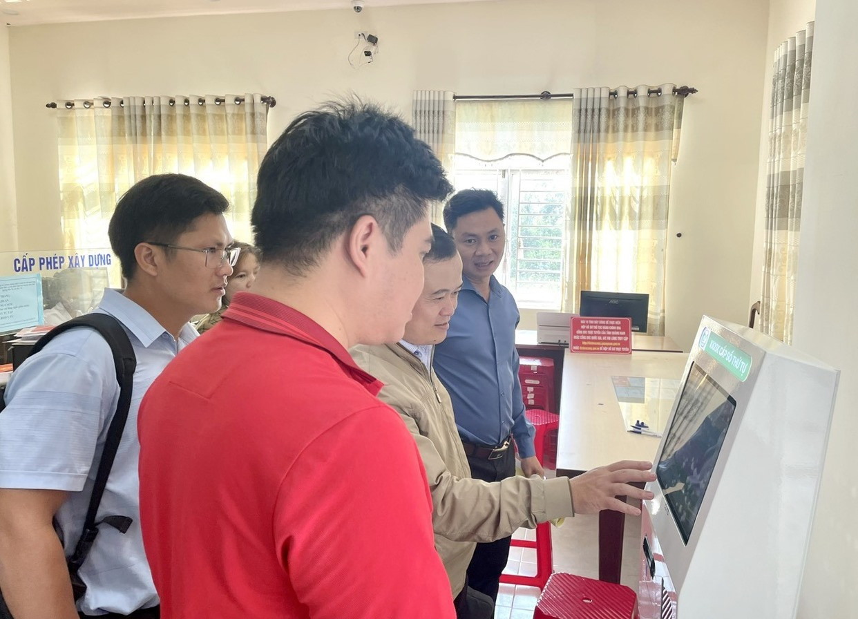 Đoàn công tác kiểm tra, đánh giá thực trạng hoạt động tại Bộ phận Một cửa huyện Phú Ninh. Ảnh: PT