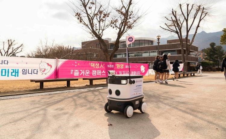 Một robot tuần tra phát triển bởi SK Telecom, Neubility và SK Shieldus hoạt động tại khuôn viên Đại học Phụ nữ Duksung (Seoul)