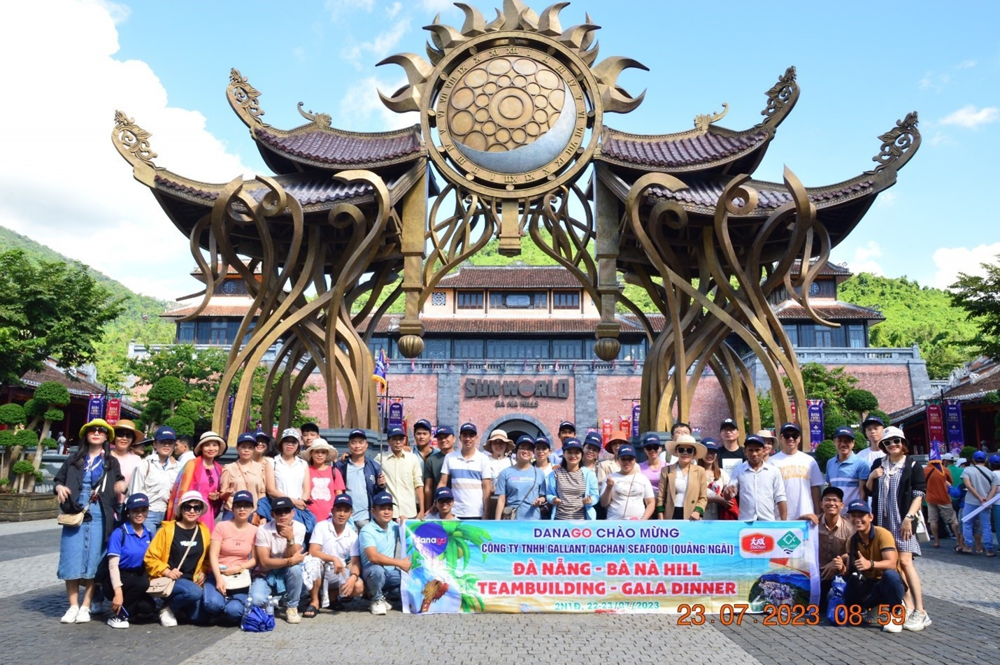 DANAGO tổ chức đoàn 70 khách từ Quảng Ngãi tham quan Bà Nà Hill.