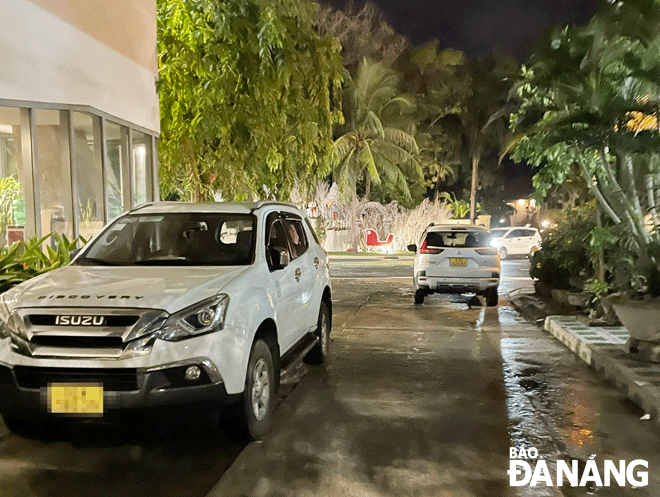 Người dân phản ánh tình trạng dừng, đỗ ô-tô bất chấp biển báo cấm tại kiệt K472, đường Võ Nguyên Giáp (phường Khuê Mỹ). Ảnh: KHÁNH HUYỀN