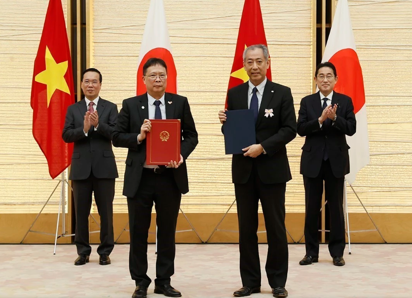 Chủ tịch nước Võ Văn Thưởng và Thủ tướng Nhật Bản Kishida chứng Lễ trao Thỏa thuận thực hiện giữa Viện Hàn lâm Khoa học và Công nghệ Việt Nam với Cơ quan Vũ trụ Nhật Bản về hỗ trợ vận hành Trung tâm Vũ trụ Việt Nam và khai thác hiệu quả vệ tinh LOTUSat-1. (Ảnh: Thống Nhất/TTXVN)