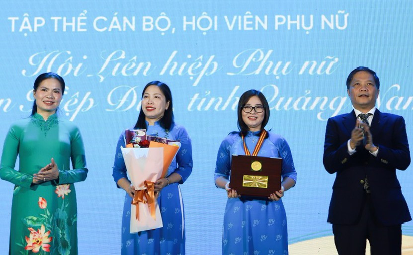 Ủy viên Bộ Chính trị, Trưởng ban Kinh tế Trung ương Trần Tuấn Anh trao Giải thưởng Phụ nữ Việt Nam tặng Hội LHPN Việt Nam huyện Hiệp Đức.