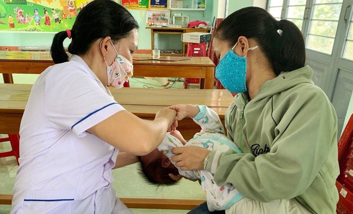 Trẻ em tại Quảng Nam được nhỏ vitamin A đợt 1 vào tháng 6/2023. Ảnh: A.M