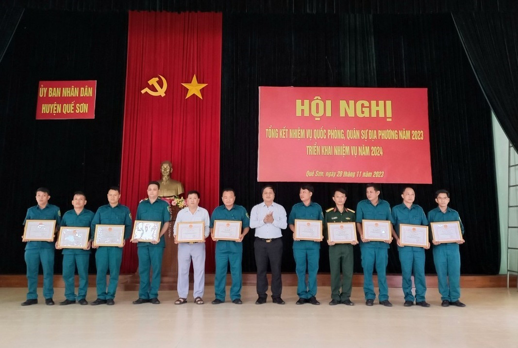 UBND huyện Quế Sơn tặng giấy khen cho các tập thể, cá nhân đạt thành tích trong thực hiện nhiệm vụ quốc phòng, quân sự địa phương năm 2023. Ảnh: DUY THÁI