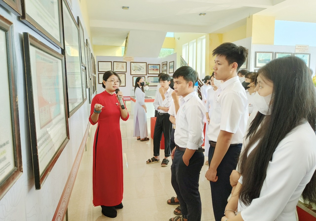 Tuyên truyền về quần đảo Hoàng Sa và Trường Sa của Việt Nam nhằm nâng cao nhận thức đối với thế hệ trẻ.    Ảnh: PV