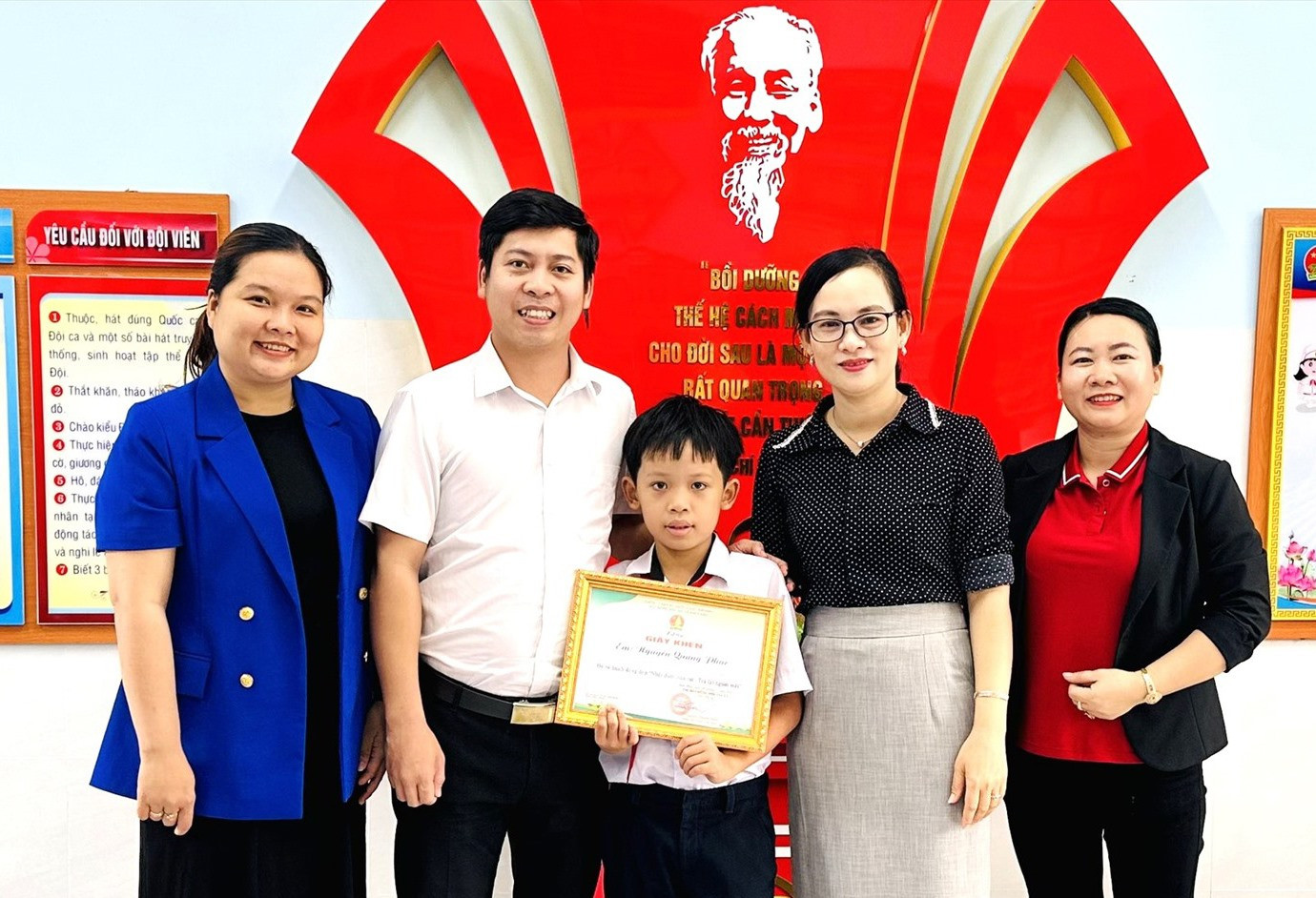 Thường trực Thị đoàn, Hội đồng Đội thị xã Điện Bàn trao giấy khen cho em Nguyễn Quang Phúc. Ảnh: T.Đ
