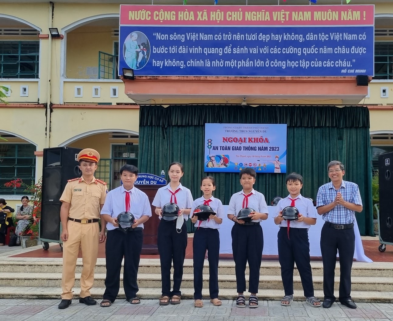 Trao mũ bảo hiểm cho học sinh. Ảnh: C.N