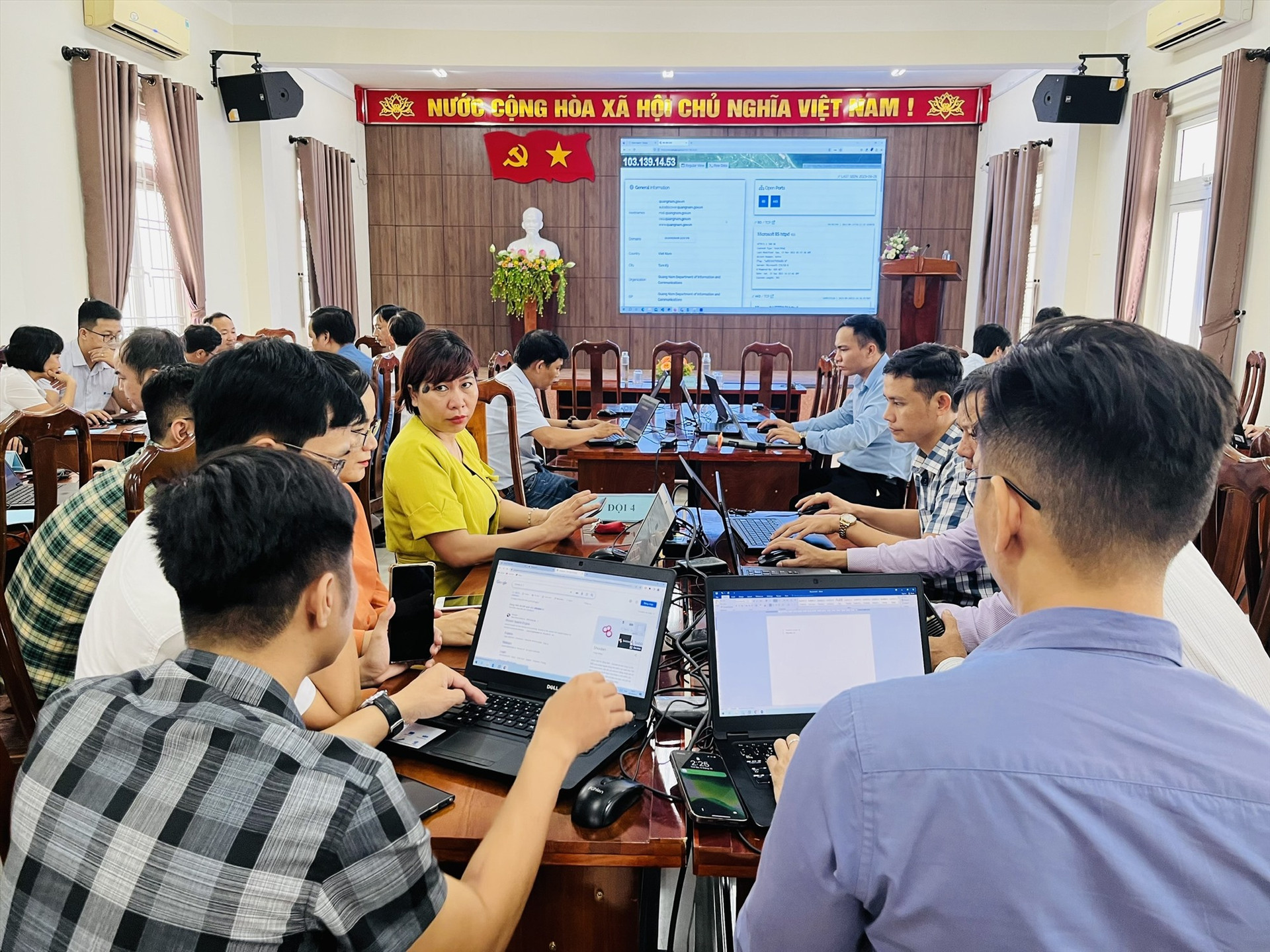 Sở Thông tin và Truyền thông phối hợp với Trung tâm Ứng cứu khẩn cấp không gian mạng Việt Nam (VNCert) tổ chức chương trình diễn tập thực chiến an toàn, an ninh mạng năm 2023. Ảnh: VĂN TOÀN