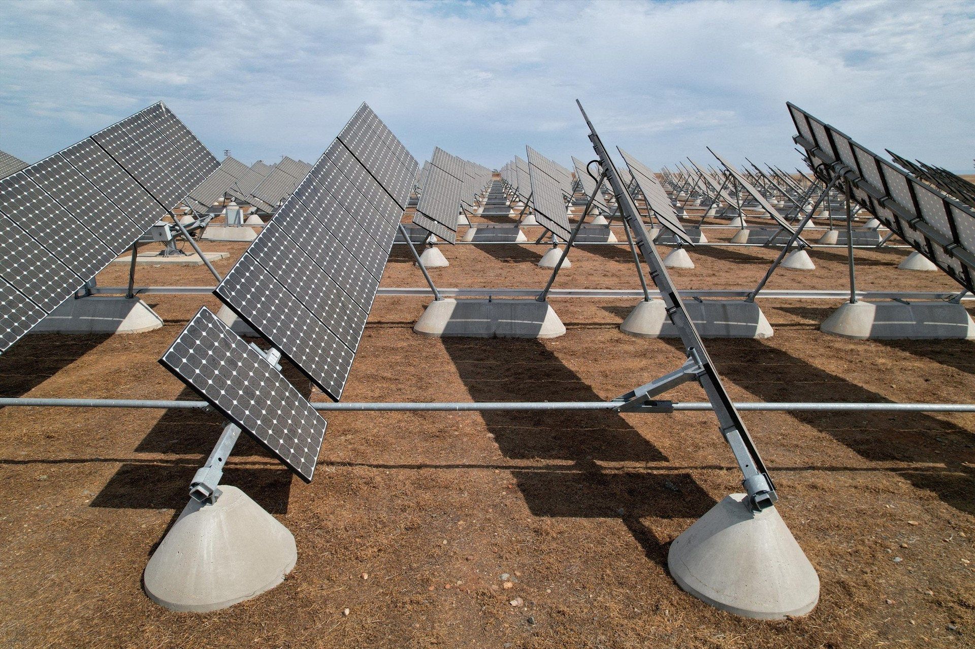 Tấm pin năng lượng mặt trời được lắp đặt tại trang trại năng lượng mặt trời tại Đại học California, Merced, ở Merced, California, Hoa Kỳ. Ảnh: Reuters
