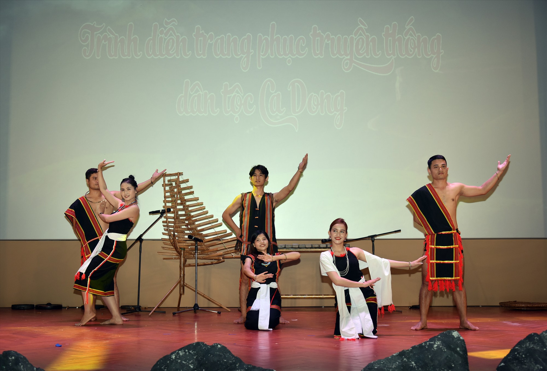 Trình diễn trang phục truyền thống của dân tộc Ca Dong.