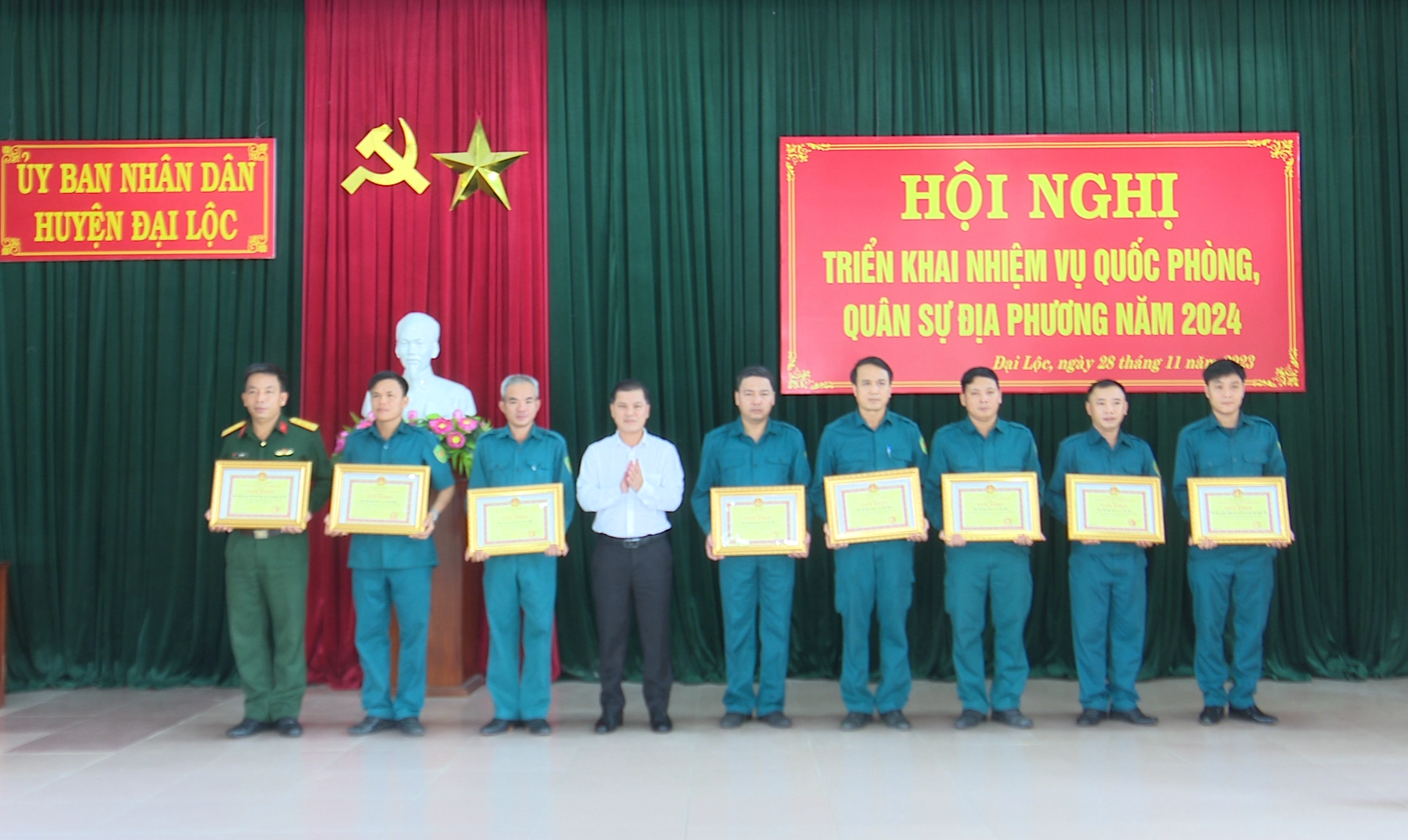 Lãnh đạo huyện Đại Lộc khen thưởng tập thể, cá nhân xuất sắc tại hội nghị. Ảnh: N.D