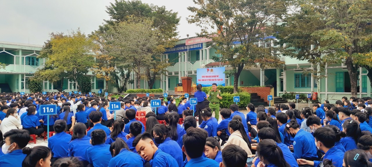 Phòng Cảnh sát ĐTTP về ma túy Công an tỉnh tuyên truyền phòng chống ma túy cho học sinh tại Tiên Phước. Ảnh: M.L