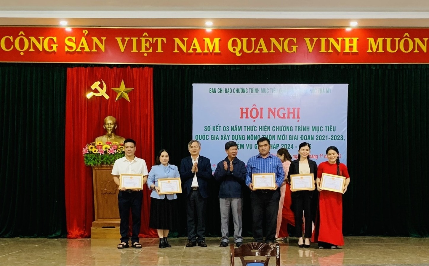 UBND huyện Bắc Trà My khen thưởng các tập thể, cá nhân tiêu biểu trong tham gia xây dựng nông thôn mới. ẢNH TÚ VÂN