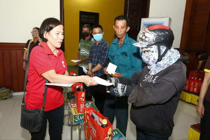 Nhiều người yếu thế, khó khăn trên địa bàn thị trấn Hà Lam nhận sự giúp đỡ từ cộng đồng xã hội. (Ảnh T-N)